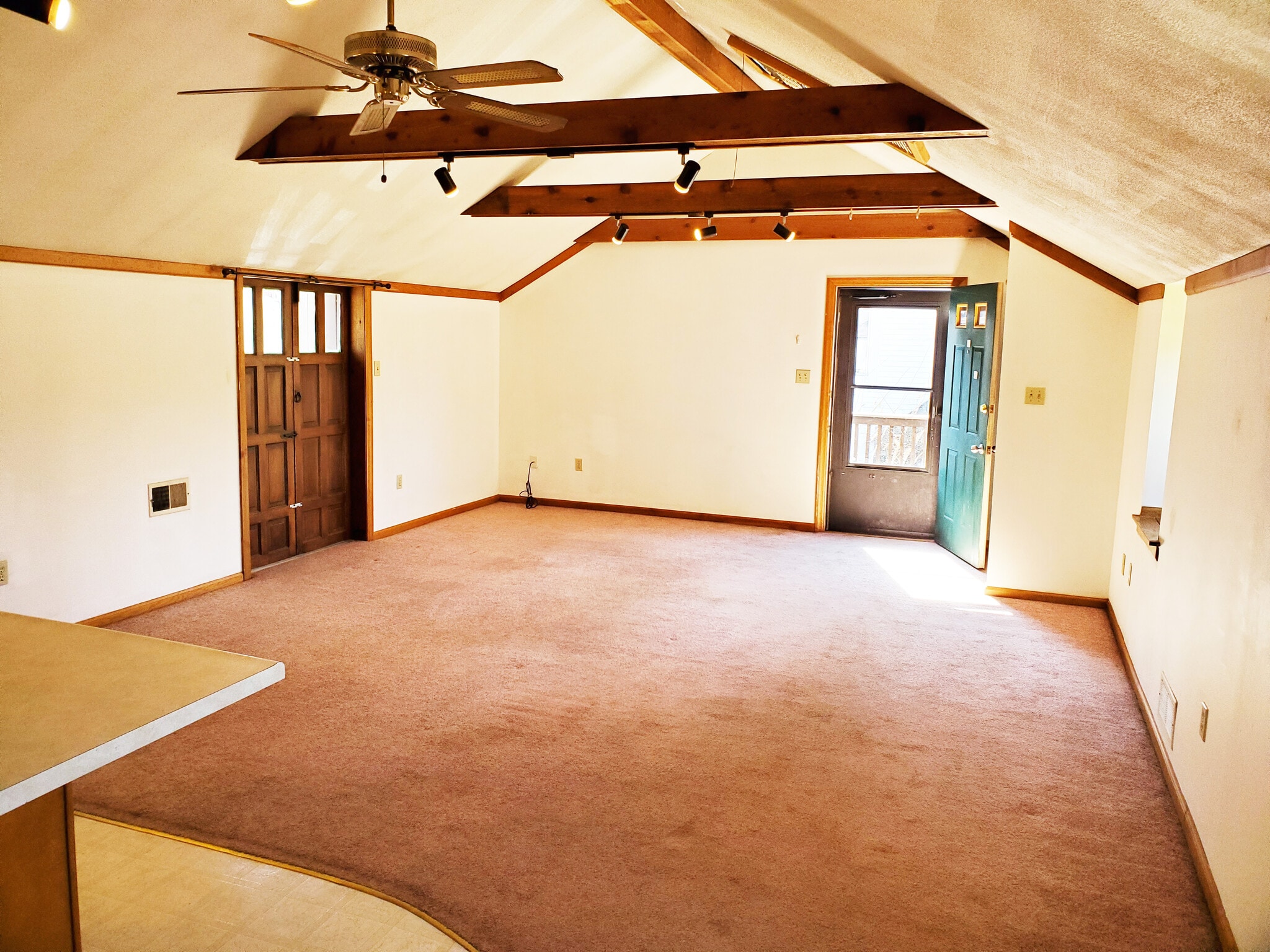 LARGE LIVING SPACE - 27 Richmond St