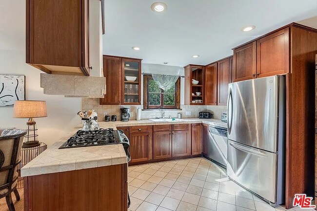 Building Photo - 835 N Sycamore Ave