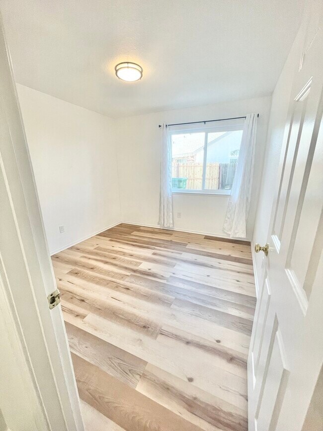 Building Photo - Stunning newly remodeled 3 bedroom 2 bathroom home!