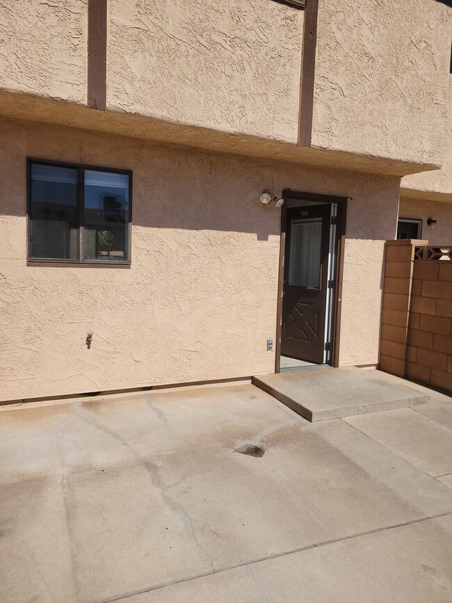 Building Photo - Charming 2 bedroom, 1.5 bathroom