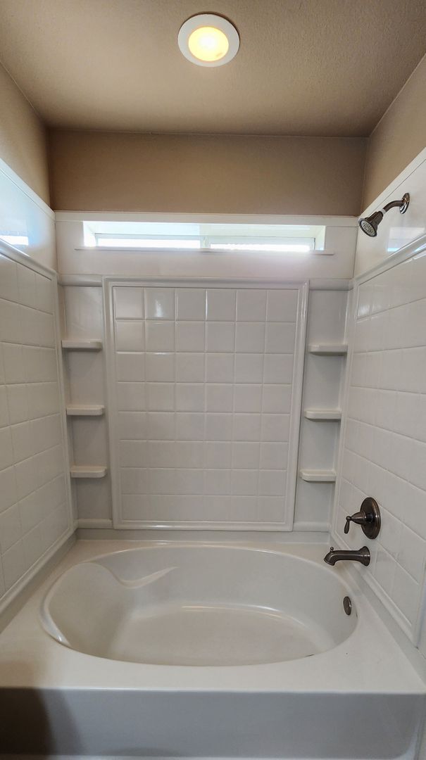 Building Photo - 3 Bed / 2 Bath Duplex - Bunny Trail Area -...