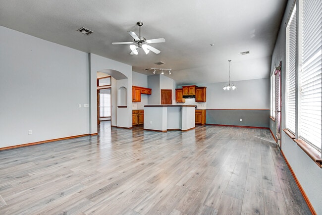 Building Photo - 517 Lone Oak Dr