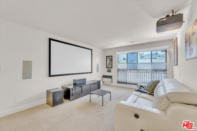 Building Photo - 10982 Roebling Ave
