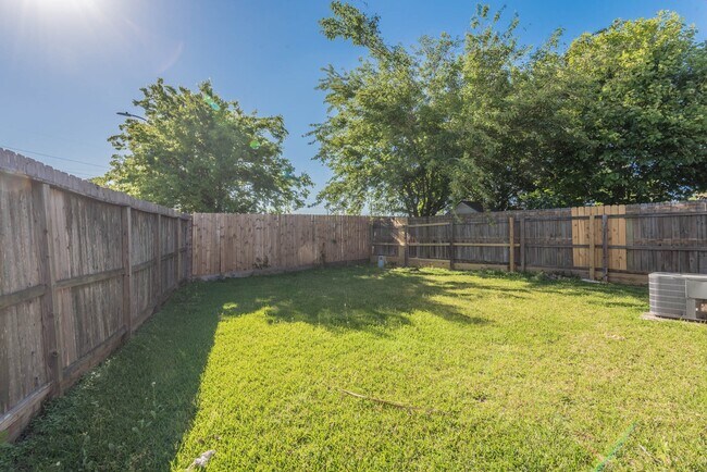 Building Photo - 10203 Azalea Village Dr