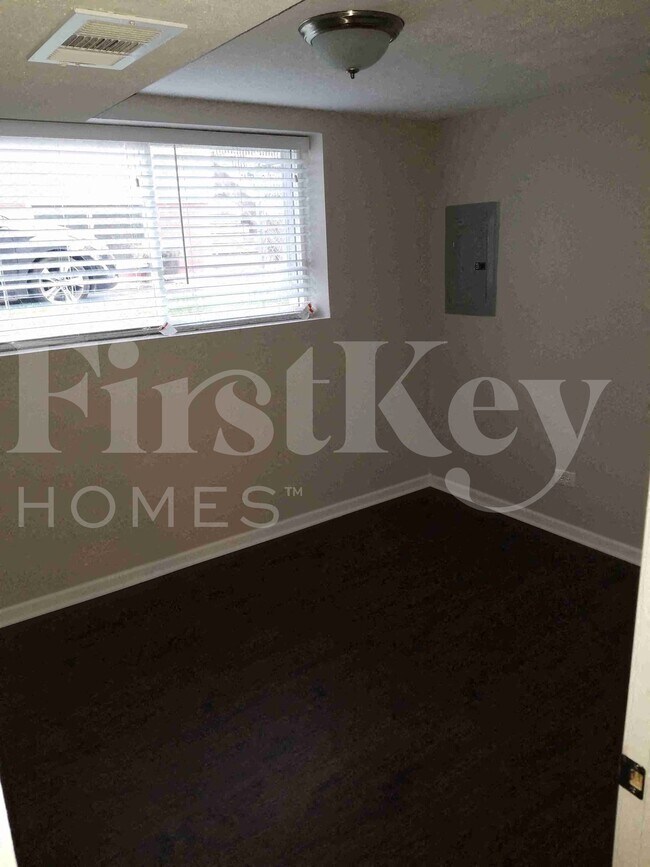 Building Photo - 422 E Tulip Dr