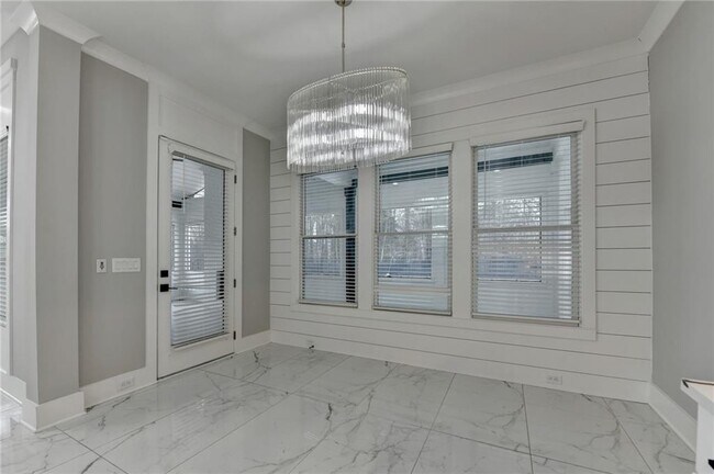 Building Photo - 960 Nours Cir SE