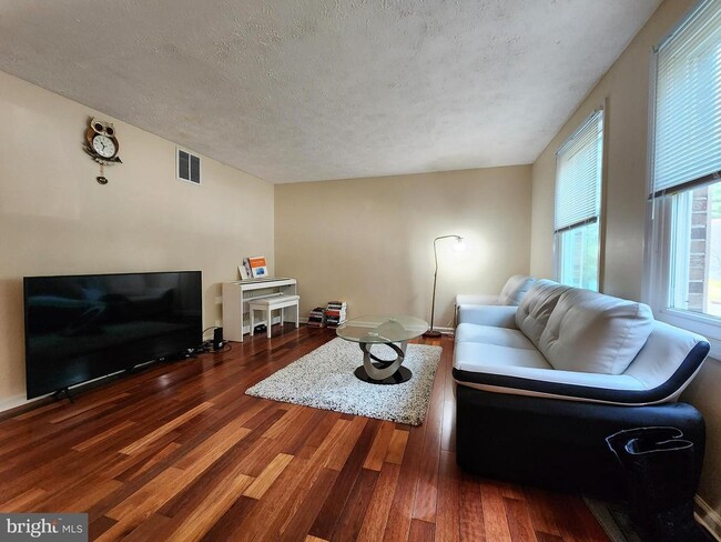 Building Photo - 23 Dufief Ct