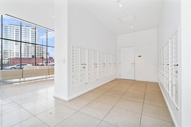 Building Photo - The Vista - 2 bed/2.5 bath Pearl District Condo w/parking/storage/concierge/most utilities/amenities