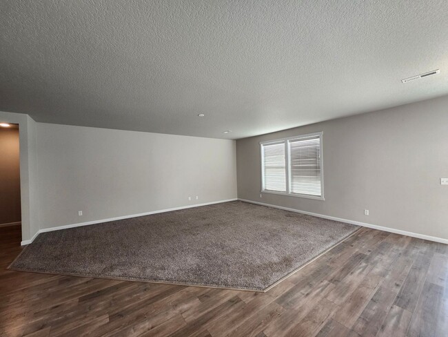 Building Photo - MOVE-IN SPECIAL: 1/2 MONTHS RENT FREE! Like New 3-Bedroom, 2-Bath Home