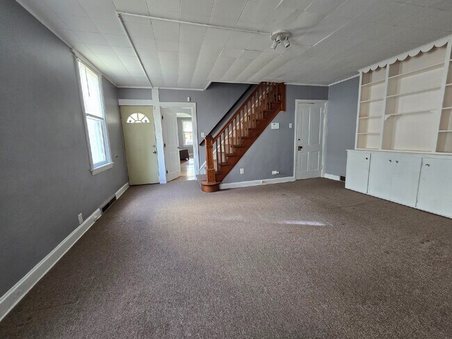 Building Photo - "Charming 3-Bedroom Duplex on Lincoln St – Your New Home Awaits!"