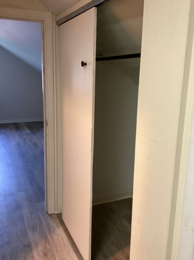 Building Photo - Roomy Updated Home in Established Neighbor...