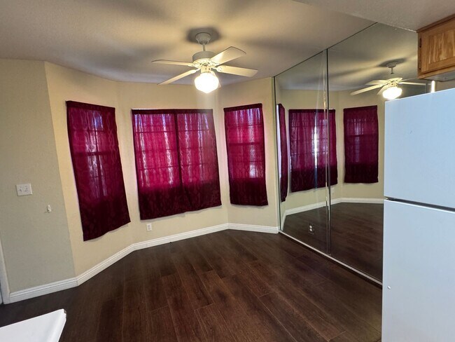 Building Photo - Two Bedroom Two Bathroom Fully Furnished Condo