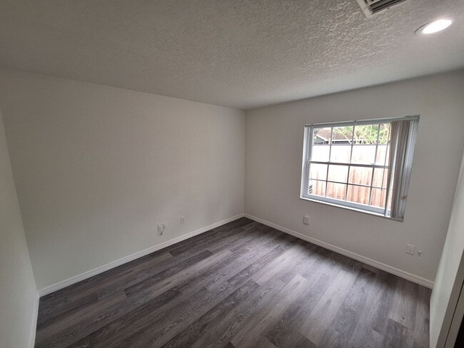 Building Photo - Spacious 4-Bed, 3-Bath Belle Isle Home wit...