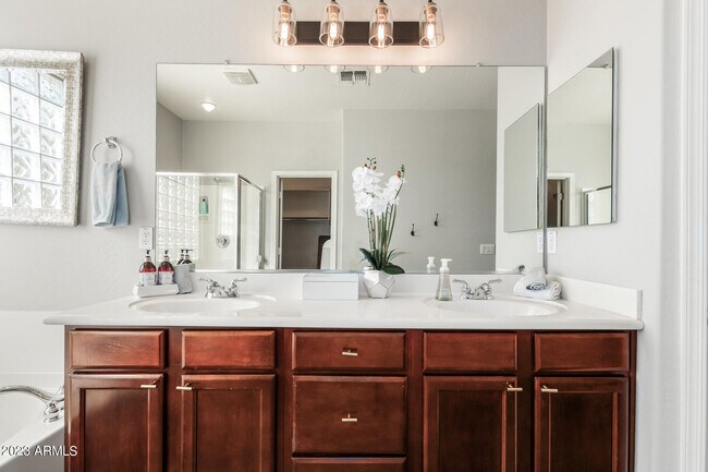 Building Photo - 4371 E Turnberry Ct
