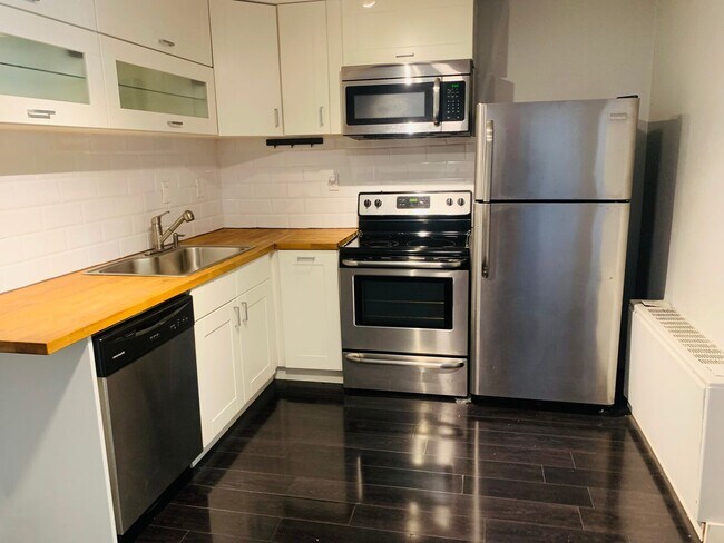 Building Photo - 1 Bedroom 1 Bathroom in Congress Park      **Move-In Special**