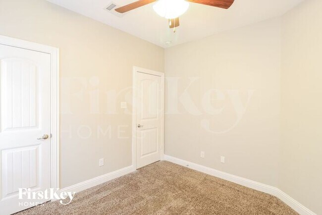 Building Photo - 4313 Lakeview Dr