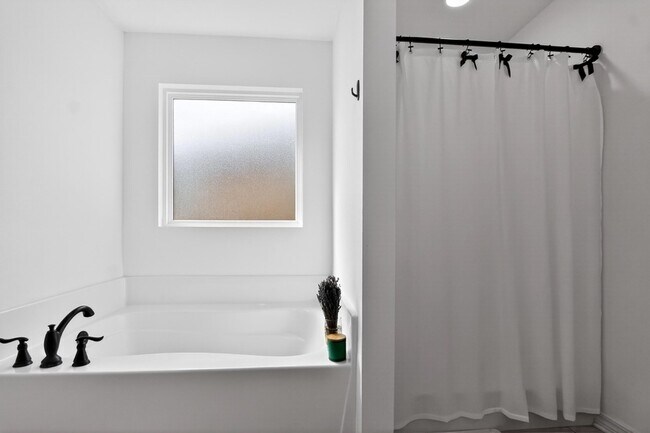 Building Photo - 507 Eisenhower Dr