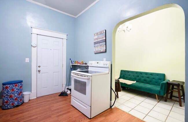Building Photo - Charming Historic 2BR Apartment with Garag...