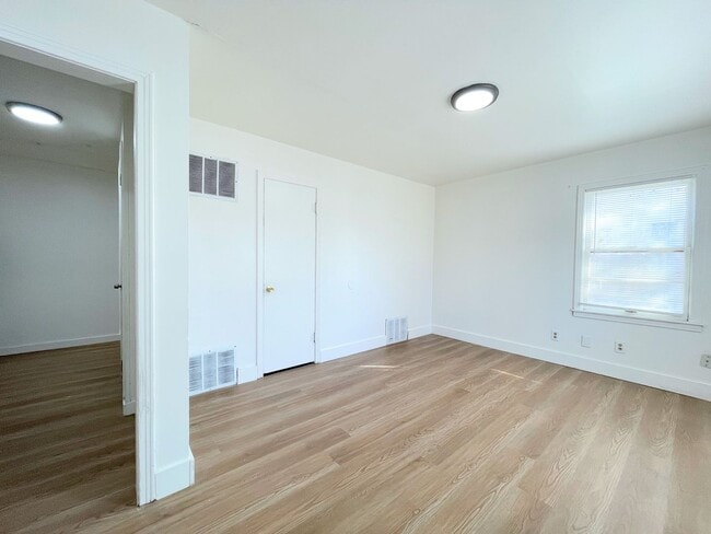 Building Photo - Remodeled One Bedroom Duplex