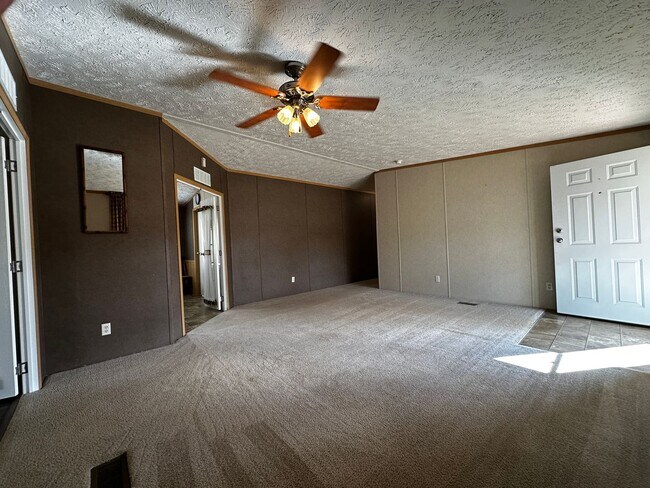 Building Photo - Spacious 4 bedroom/2 bath home for rent - ...