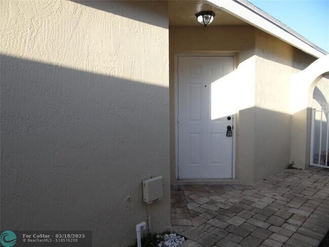 Building Photo - 4036 Eastridge Cir