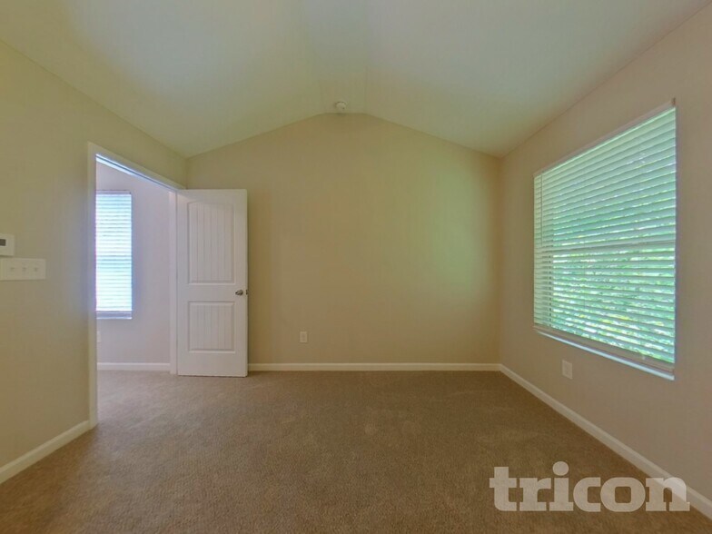 Building Photo - 333 Daffodil Drive