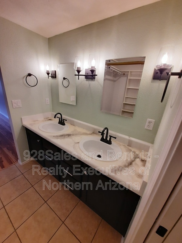 Building Photo - 1097 W Overland Pass Dr