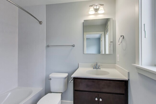 Building Photo - NICE 3BD/3.5BA luxury 4-level townhouse in ROCKVILLE!