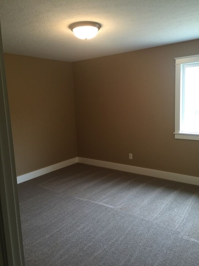 Building Photo - 3 bedroom 2 1/2 bath house for rent