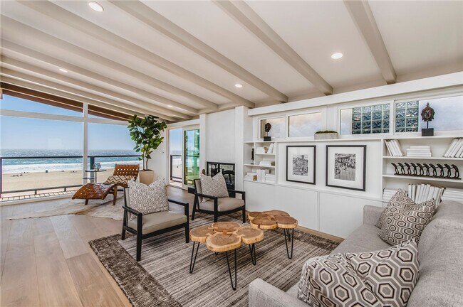 Building Photo - 816 The Strand