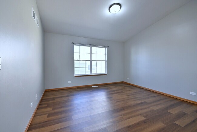 Building Photo - 19 E Pineview Dr