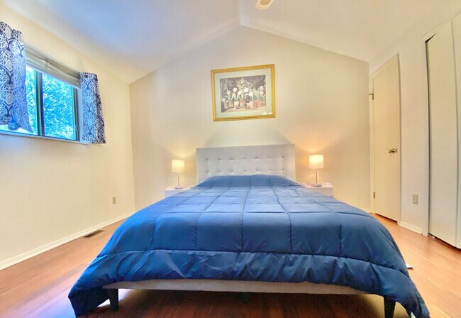 Building Photo - 1375 Rydalmount Rd