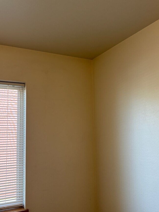 Building Photo - Great location for MSU and downtown.