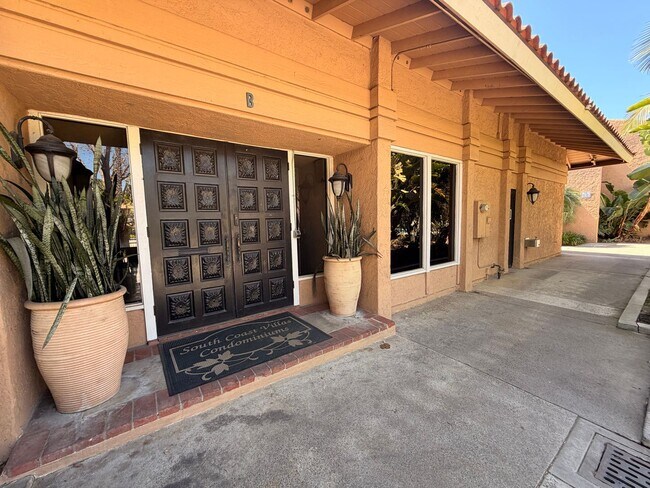 Building Photo - Updated 2 Bed, 2 Bathroom Condo For Rent w/ Parking! - South Coast Metro