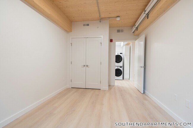Building Photo - 11 E Lenox St