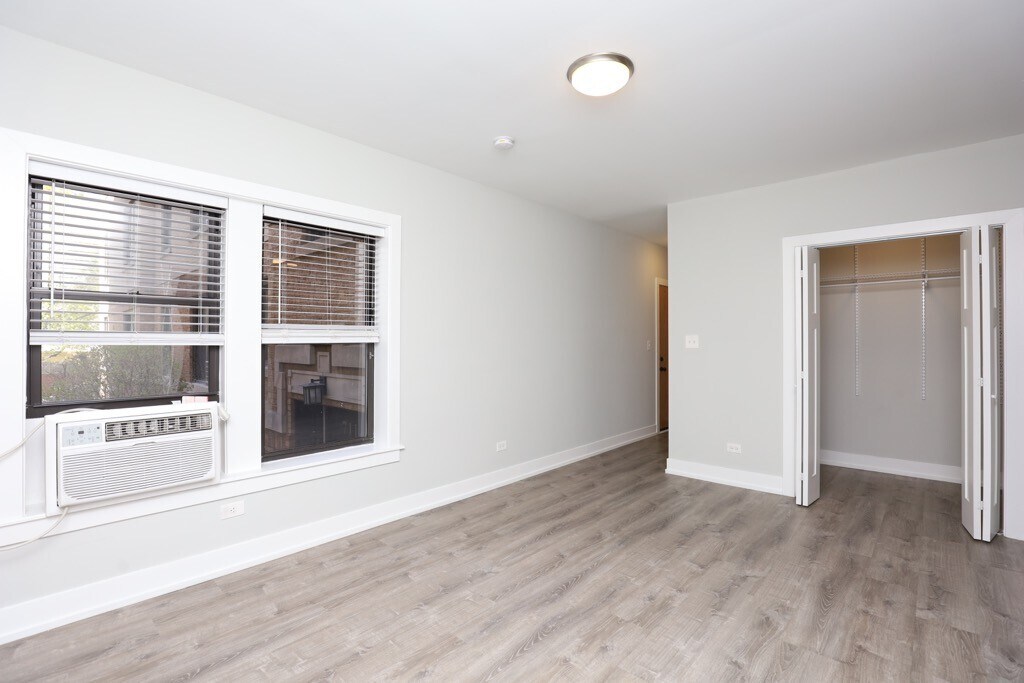 Building Photo - 716 W Brompton Ave
