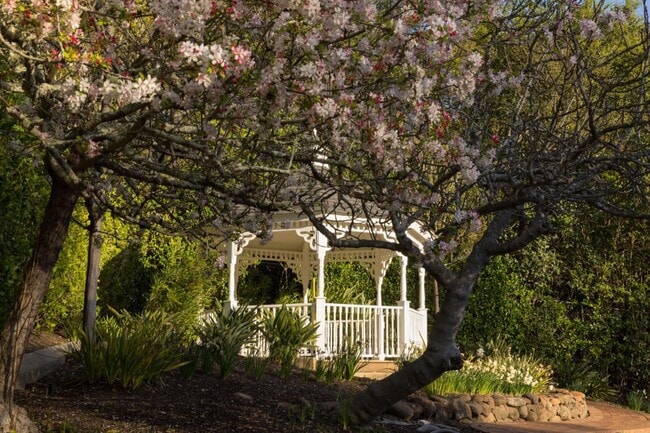 Building Photo - 10 Meadow Ln