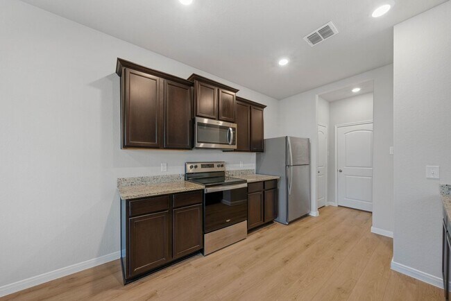 Building Photo - Spacious 3-Bed Townhome with Garage & Fenced Yard in New Braunfels – 1,920 Sq Ft!