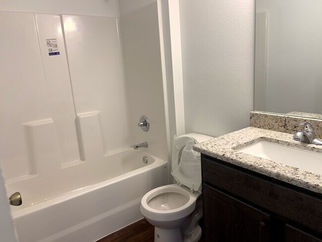 Building Photo - 3 bedroom, 2 bath, 2 car garage home on a ...
