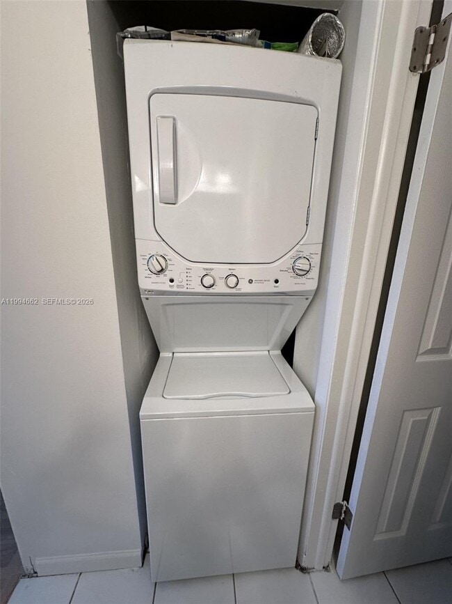 Building Photo - 10003 Winding Lake Rd