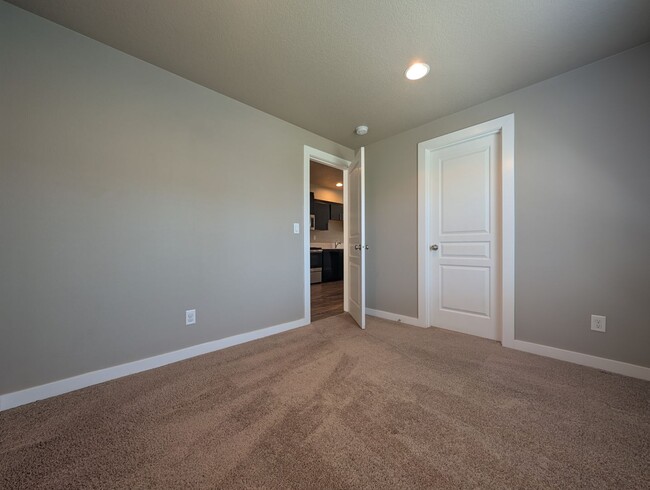Building Photo - 2bdrm/1bthrm home with beautiful finishes!