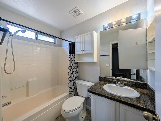 Building Photo - 15746 W Elm St