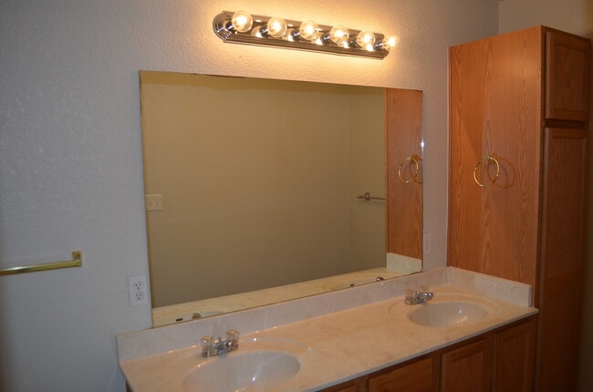 Building Photo - 326 N 10th St