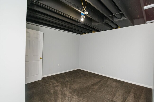 Building Photo - 5 bedroom / 2.5 bathroom Home for Rent in Valparaiso