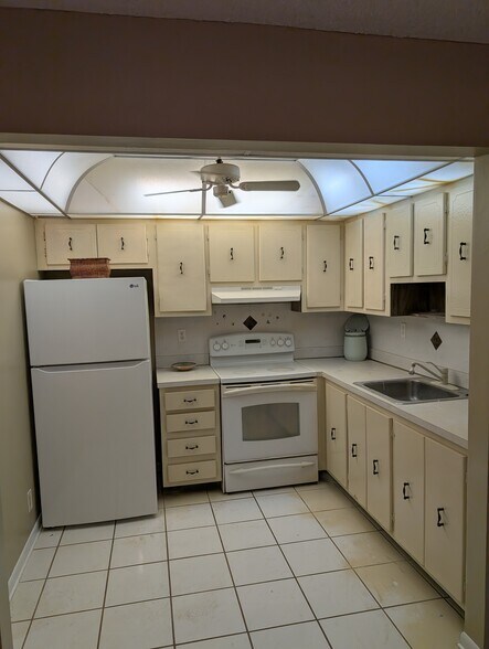 Building Photo - 839 Normandy R