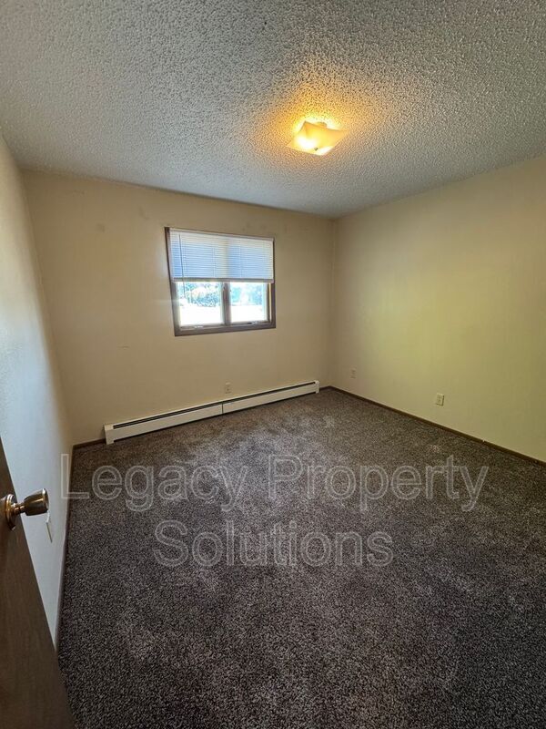 Building Photo - 305 E Expressway