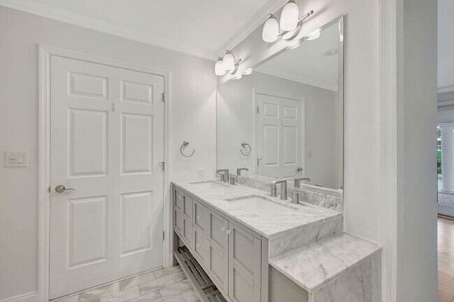 Building Photo - 2612 NE 5th St