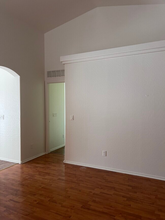Building Photo - 3133 W Huntington Dr