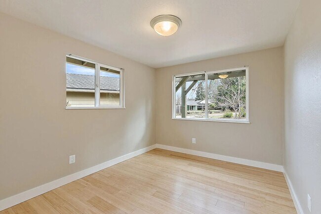 Building Photo - Beautiful home on large, landscaped flag lot - Available March