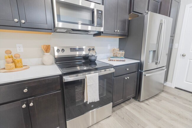 Building Photo - 2801 Emery Dr